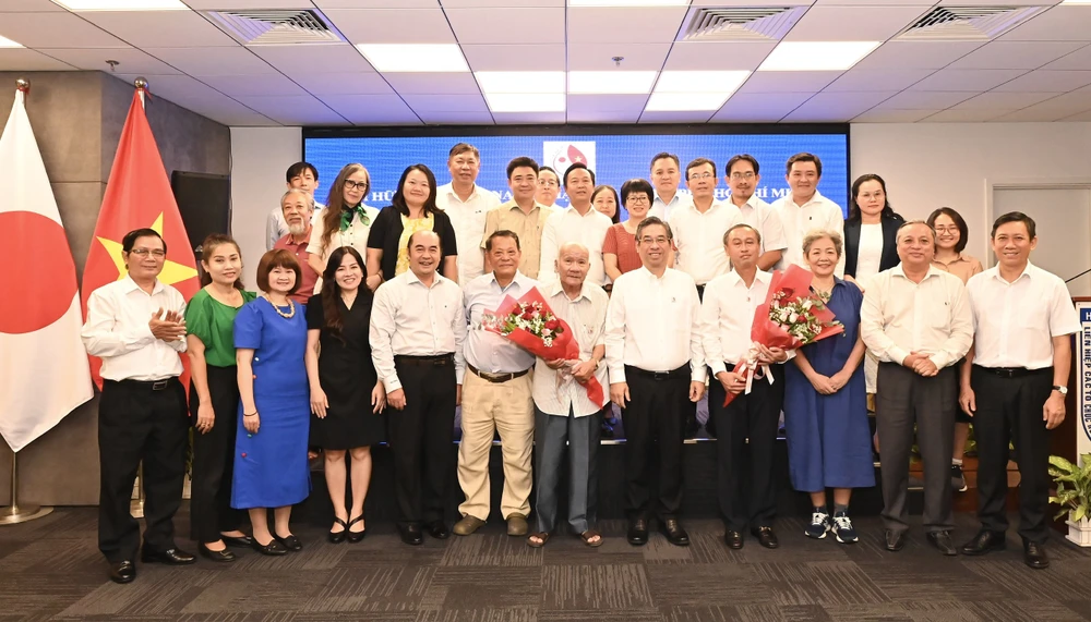 Các đồng chí trong Ban chấp hành Hội Hữu nghị Việt Nam - Nhật Bản TPHCM chụp hình lưu niệm tại hội nghị. Ảnh: VIỆT DŨNG z5515593709675_7105343c5400ed90bec54287e807943f.jpg