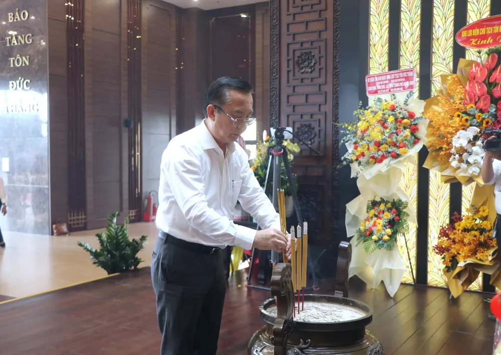 Giám đốc Sở VH-TT TPHCM Trần Thế Thuận dâng hương Chủ tịch Tôn Đức Thắng IMG_4795.JPG