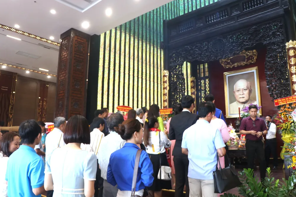 Các đại biểu dâng hương Chủ tịch Tôn Đức Thắng IMG_4805.JPG