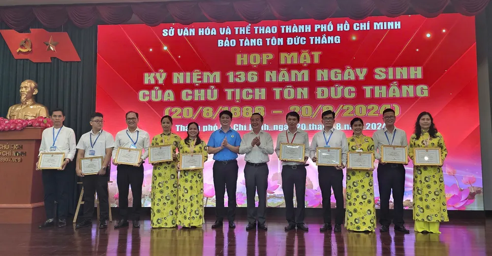 Trao khen thưởng cho các cá nhân thực hiện dự án xây dựng mới Bảo tàng Tôn Đức Thắng z5748968818973_5c5152e415b8f2f89bbb6904438fd976.jpg