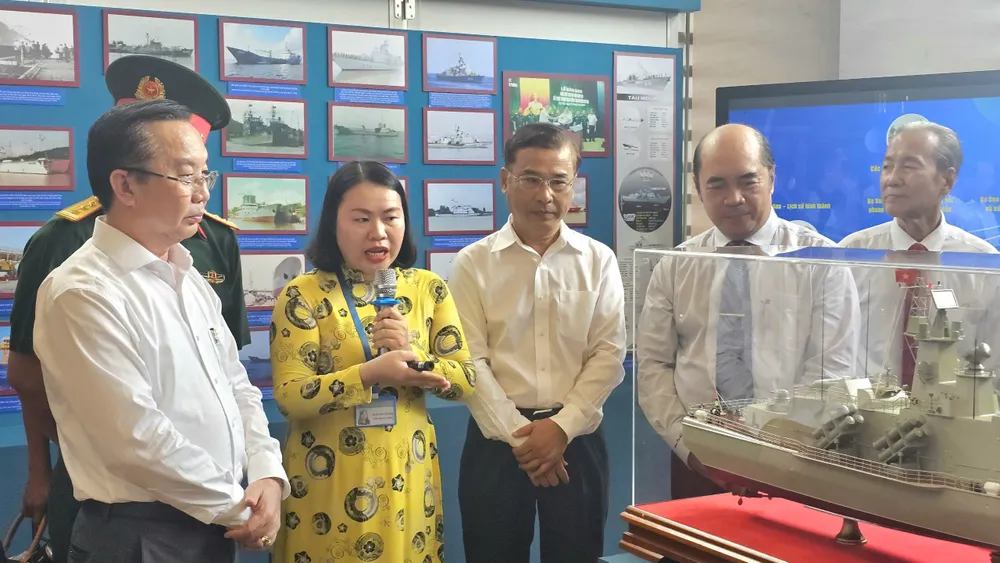 Các đại biểu tham quan và nghe thuyết minh tại triển lãm z5748968842537_b92ce2f7c844ea2dce8755e81424ac74.jpg