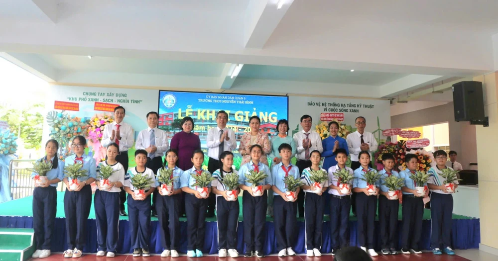 Các đại biểu chụp hình lưu niệm cùng các em học sinh tại buổi lễ z5798662267247_9ea7822fdebd480d992cfa526368ec48.jpg
