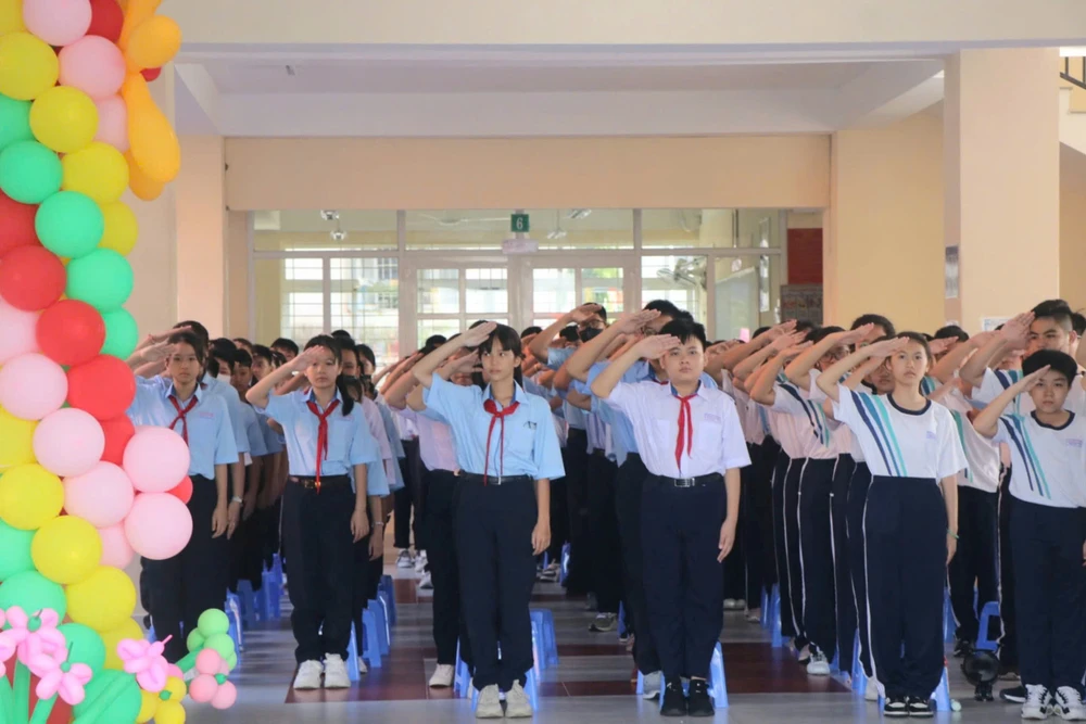 Các đại biểu, giáo viên và các em học sinh thực hiện nghi thức chào cờ đầu năm học mới z5798662271244_5cf40d1bc77a33dd8fa68209aa96d939.jpg