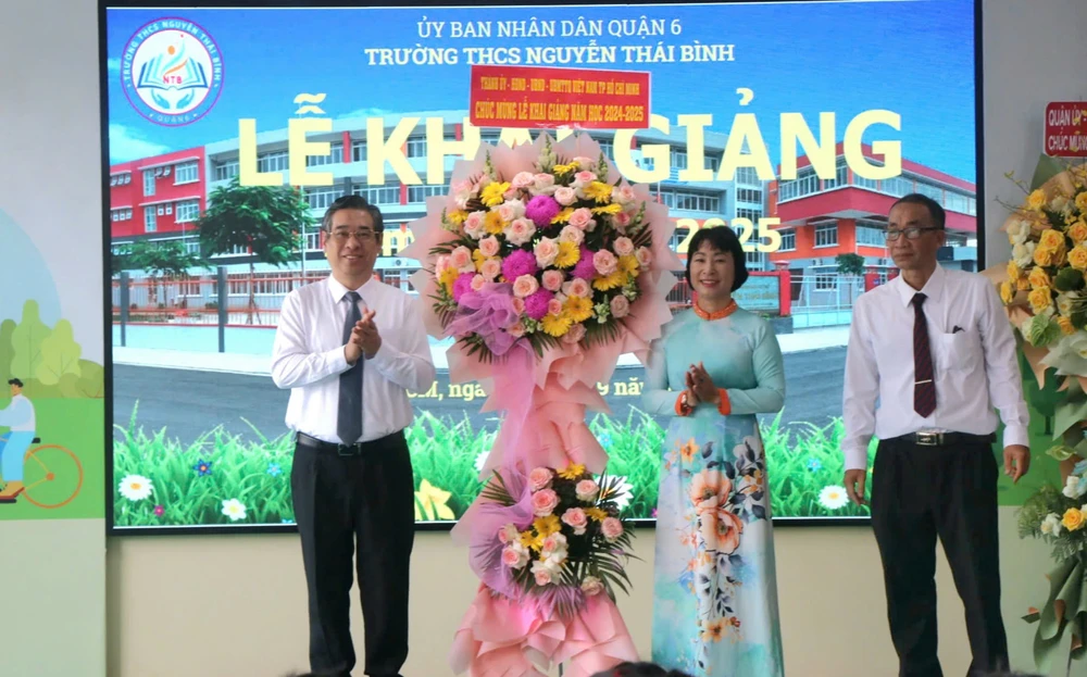 Đồng chí Nguyễn Phước Lộc tặng hoa chúc mừng lễ khai giảng z5798662279792_25f817826f1aa4eaa2e2ef526dc510d9.jpg