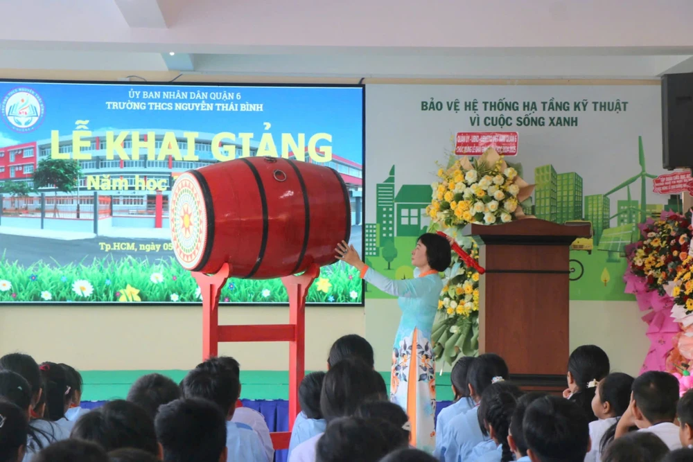 Bà Phạm Thị Phương Hồng, Hiệu trưởng Trường THCS Nguyễn Thái Bình đánh trống khai giảng năm học 2024-2025 z5798790339528_db2b3c4af34c310bb27f784bff44cc45.jpg