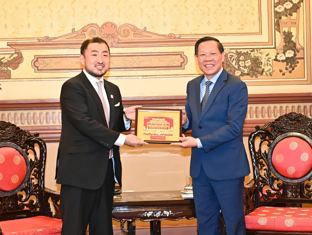 Chủ tịch UBND TPHCM Phan Văn Mãi tặng quà lưu niệm đến đoàn đại biểu của Chương trình SSEAYP. Ảnh: VIỆT DŨNG z6037401645718_4328449a750b0bb050dd805a53fe0d9f.jpg