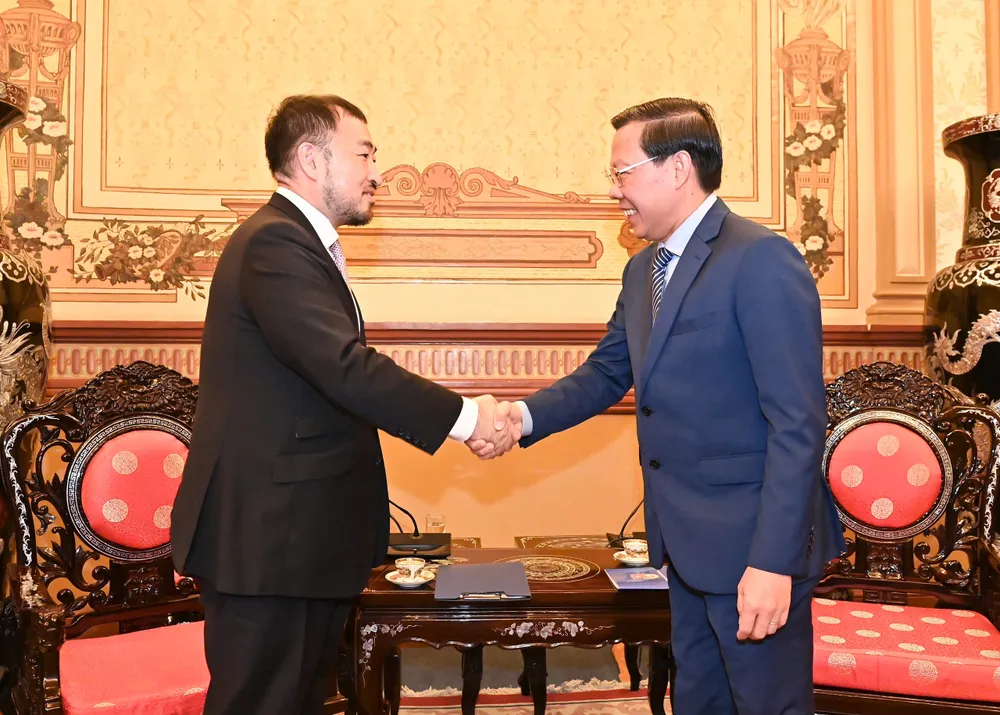 Chủ tịch UBND TPHCM Phan Văn Mãi và ông Shunsuke Fujimori, Trưởng Ban Điều hành Chương trình SSEAYP. Ảnh: VIỆT DŨNG z6037401657126_20223a175e8c342d4a023d08cd9a93dc.jpg