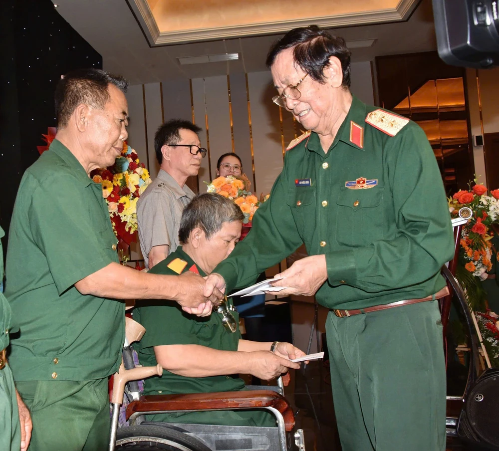 Trung tướng Lưu Phước Lượng, Trưởng Ban liên lạc truyền thống Sư đoàn 5 tại TPHCM tặng quà cho thương binh nặng tại buổi họp mặt z6061235953260_603580144115f7e8f93802853c2017b2.jpg