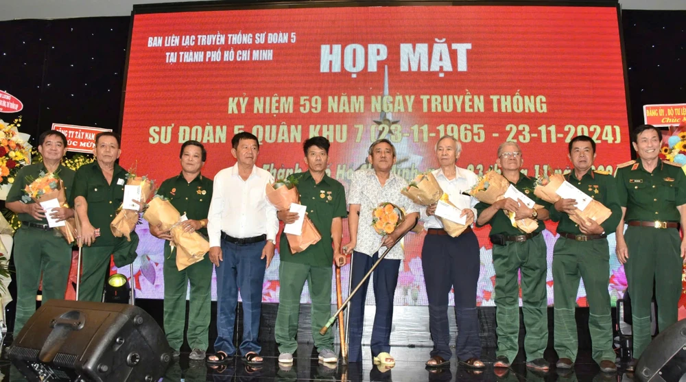 Ban tổ chức tặng quà cho các thương binh tại buổi họp mặt z6061235971484_9006f97d02a93b05495394c61d26b1fe.jpg