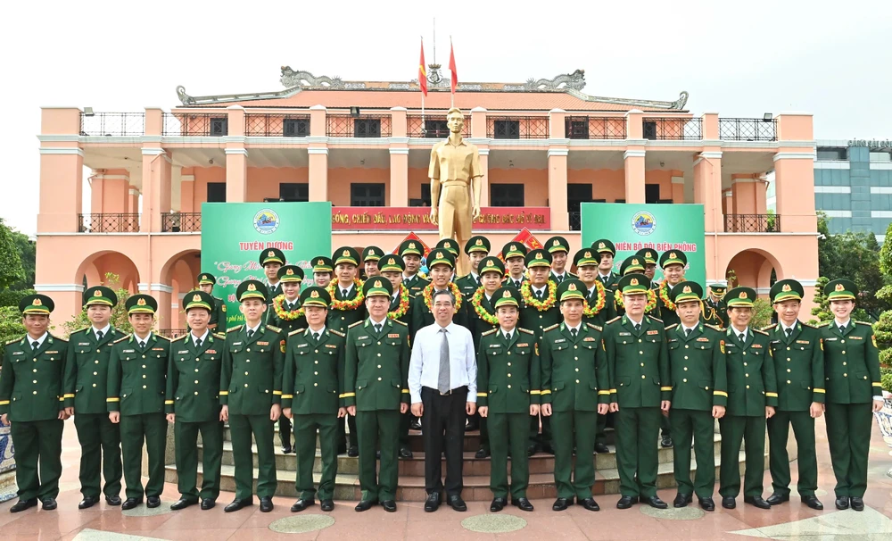 Đoàn đại biểu chụp hình lưu niệm trước Tượng đài Chủ tịch Hồ Chí Minh. Ảnh: VIỆT DŨNG z6417230873103_f77c14d7cb1da6b87a76e8cbb1a6a832.jpg
