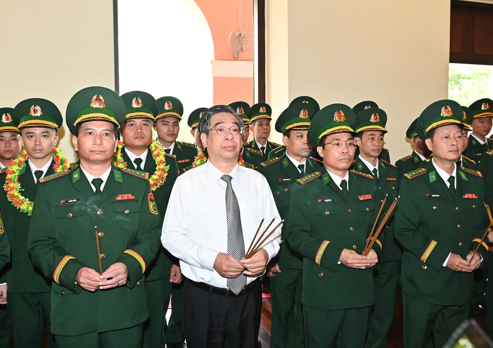 Đồng chí Nguyễn Phước Lộc cùng đoàn đại biểu dâng hương tại Bảo tàng Hồ Chí Minh. Ảnh: VIỆT DŨNG z6417230882419_c707e4c5fe3ea72073d42255b344f29f.jpg