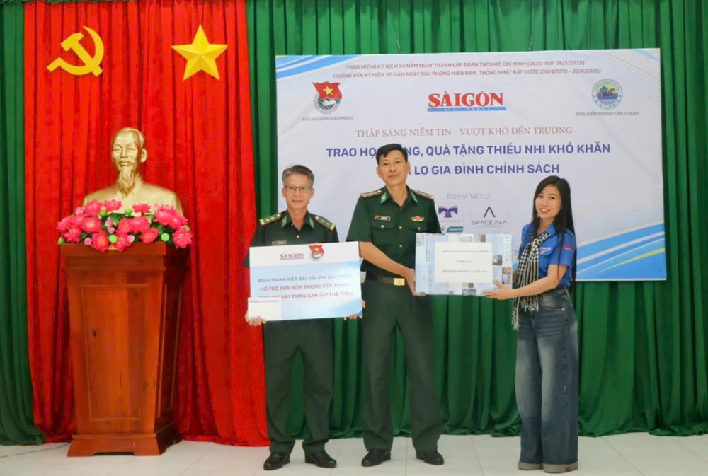 Trao quà tại Đồn Biên phòng Cần Thạnh IMG_20250413_160917.jpg