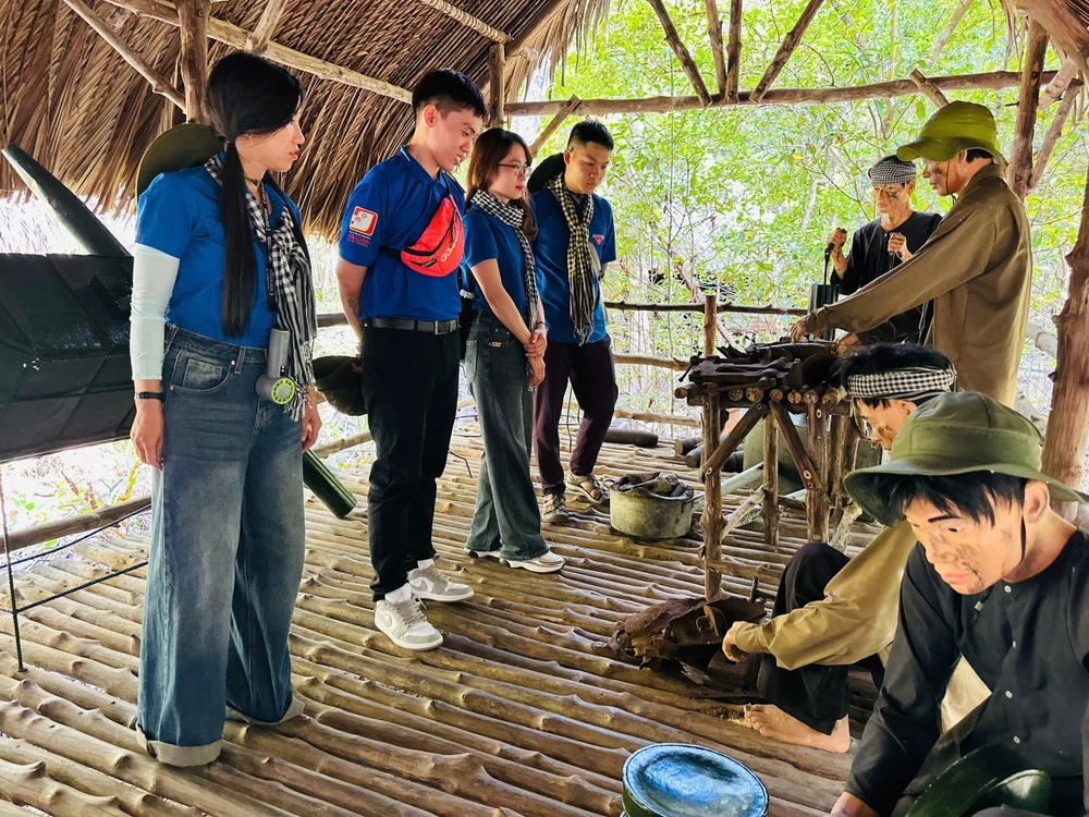 Đoàn tham quan tại Khu di tích lịch sử Chiến khu Rừng Sác z6500734414042_f2b6d7d0934ff29260a461afd1a83c06.jpg