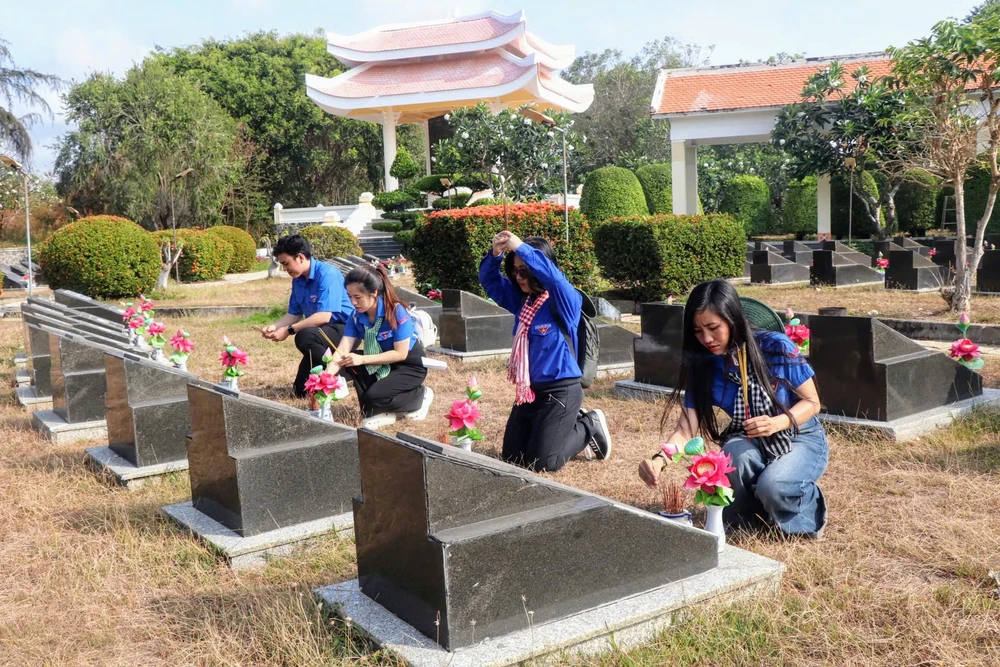 Đoàn dâng hương tại Nghĩa trang liệt sĩ Rừng Sác z6500957998132_595bcb6082bd6f600d209689aec113dd.jpg
