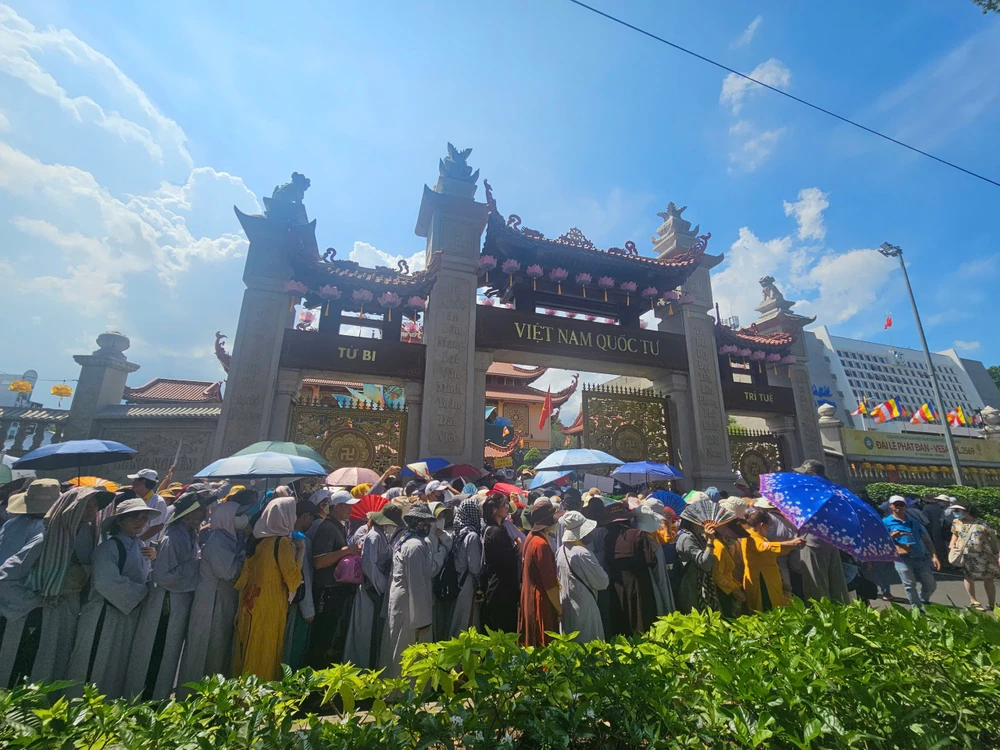 Dòng người đông nghẹt trước cổng Việt Nam Quốc Tự z6574023992715_54fd85a347d8da1b92d6a11e921c0afd.jpg