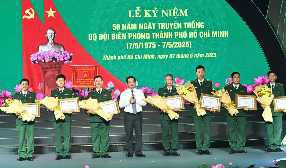 Đồng chí Dương Ngọc Hải trao bằng khen đến các tập thể, cá nhân xuất sắc. Ảnh: VIỆT DŨNG z6576795126798_f2d6dfbbd5b224813481174c93f31bca.jpg