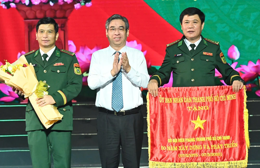 Đồng chí Nguyễn Phước Lộc trao cờ truyền thống đến BĐBP TPHCM. Ảnh: VIỆT DŨNG z6576795156787_10d6f921ad249cce3fac4582cc3dac3d.jpg