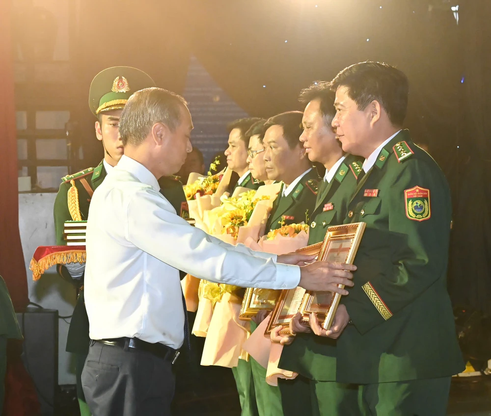 Phó Chủ tịch HĐND TPHCM Huỳnh Thanh Nhân trao bằng khen đến các tập thể, cá nhân xuất sắc. Ảnh: VIỆT DŨNG z6576795235691_2f6cffc2bb205df5dcde5308849d49f2.jpg