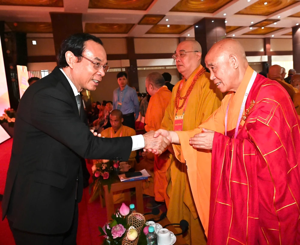 Bí thư Thành ủy TPHCM Nguyễn Văn Nên gặp gỡ đại biểu dự lễ bế mạc. Ảnh: VIỆT DŨNG z6579409102809_8a6be7c4180034d39ac2e930688e70f0.jpg