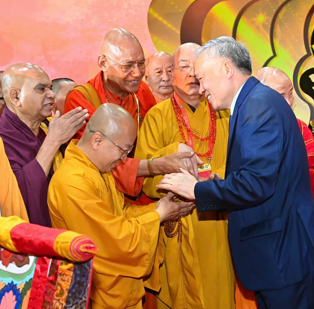 Phó Thủ tướng Thường trực Chính phủ Nguyễn Hòa Bình gặp gỡ đại biểu tại lễ bế mạc. Ảnh: VIỆT DŨNG z6580127053753_31c2d9c810ea2a0aee93b9401841a971.jpg