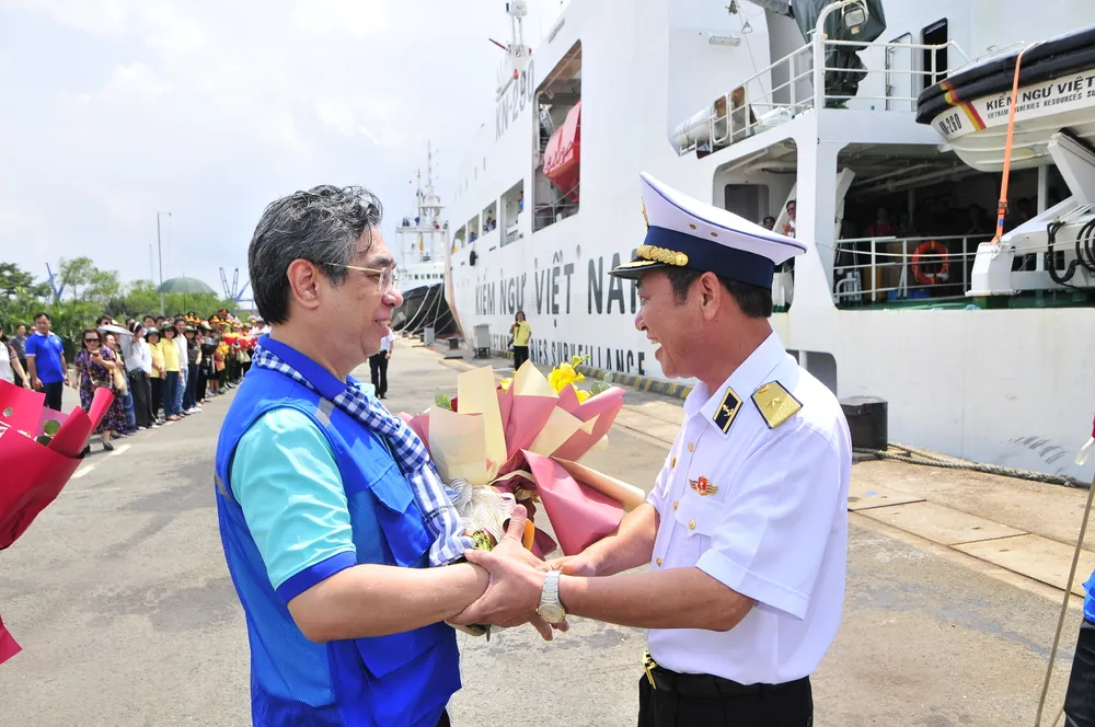 Đồng chí Nguyễn Phước Lộc tặng hoa chúc mừng Chuẩn đô đốc Lê Bá Quân, Trưởng đoàn công tác số 21 z6610147177709_6a61b930d0c06e8a8d1c87ddf8dbe250.jpg
