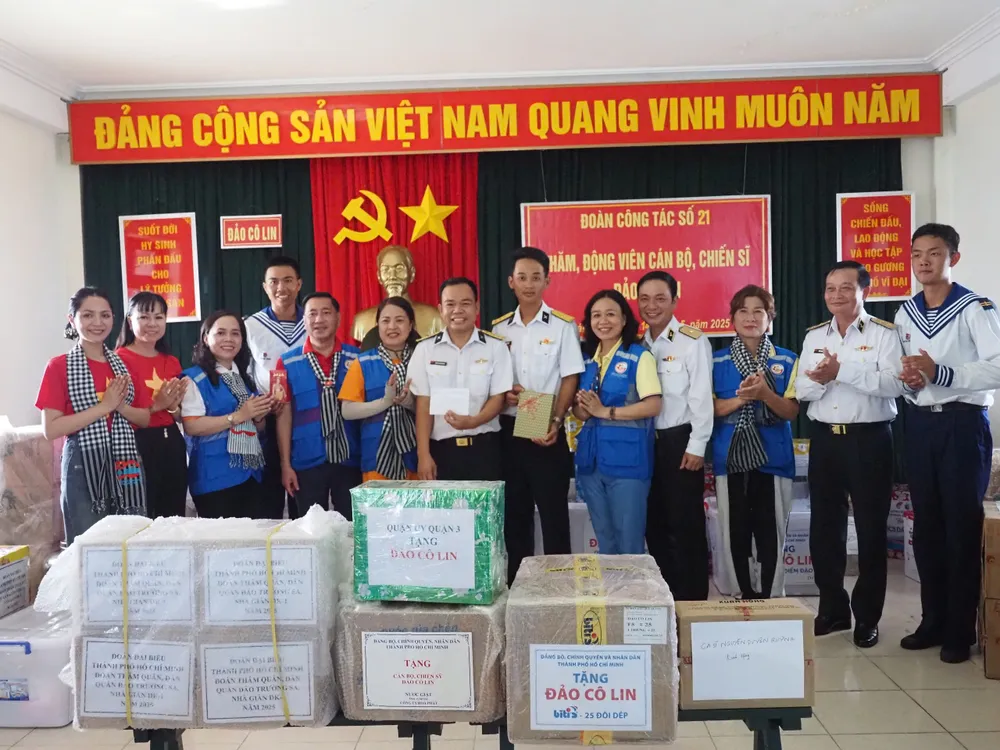 Đoàn công tác trao quà tại các điểm đảo z6610992399436_d87dd3ff236d3f019dc31dba836eb96b.jpg