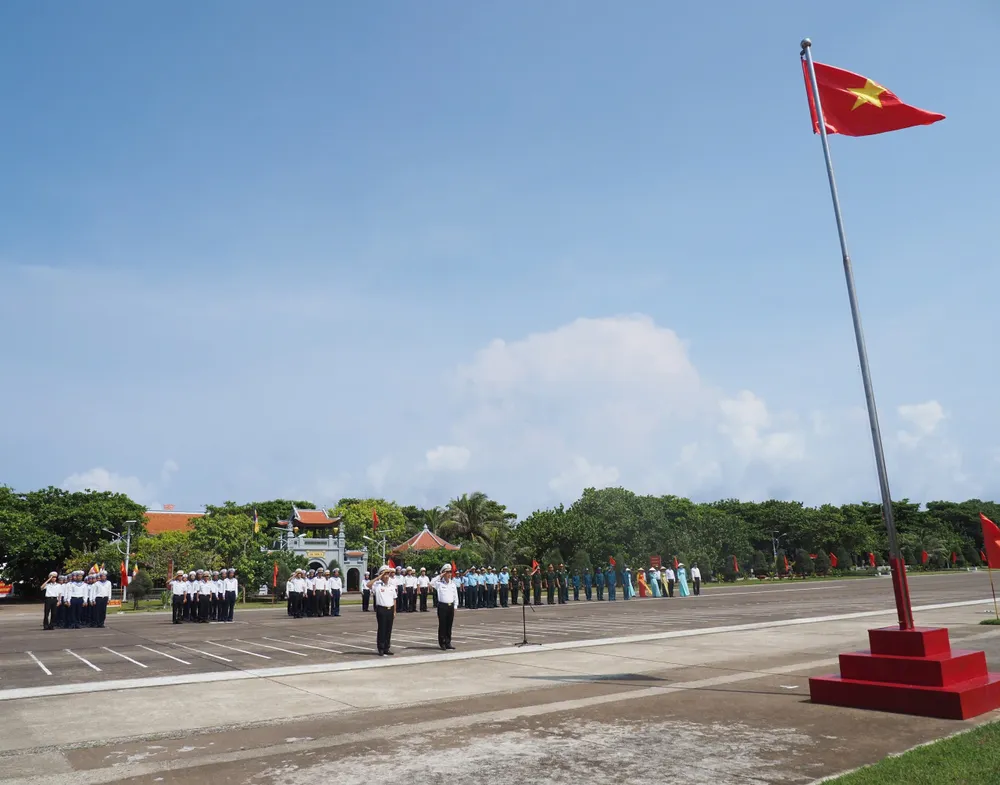 Chào cờ trên đảo Trường Sa z6611023908581_631727f08d43070f9c69e73a18160bdb.jpg