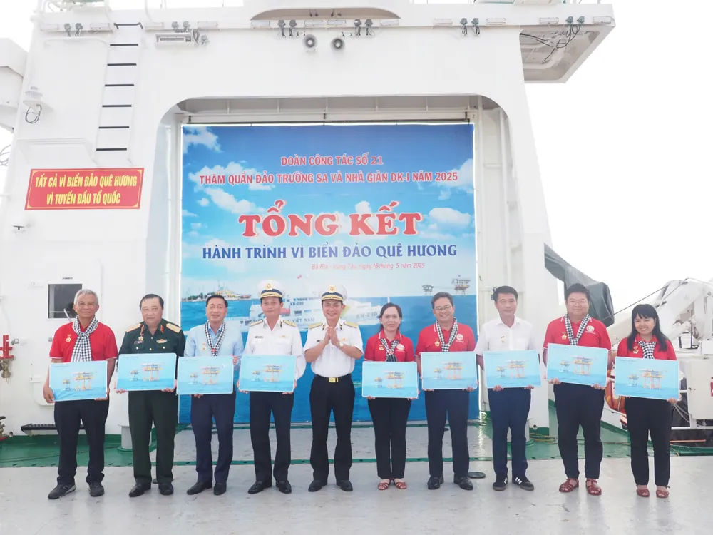 Tư lệnh Vùng 2 Hải quân cảm ơn và trao quà lưu niệm đến lãnh đạo đoàn công tác TPHCM z6611061745353_0407680c2fd3b80a900aad657cb08695.jpg