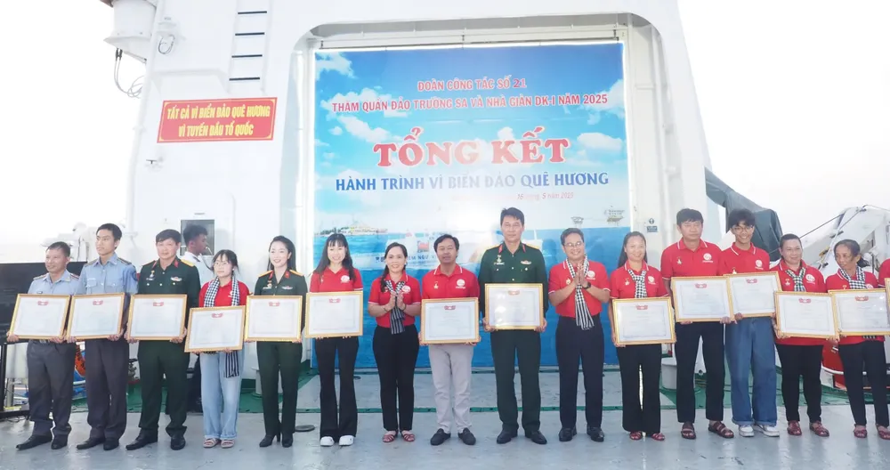 Tổng kết và trao bằng khen đến cá nhân, tập thể có nhiều đóng góp vì sự nghiệp biển, đảo z6611065095948_3e8c29d32c33fdcaf033024306b01d56.jpg