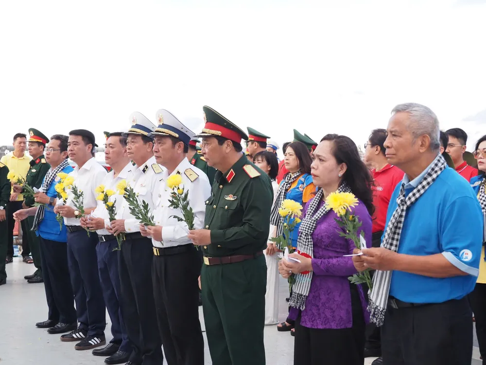 Đoàn công tác dâng hương tưởng niệm các anh hùng liệt sĩ hy sinh tại quần đảo Trường Sa z6611207331134_876ccd60f59cd3f804610df139b133f8.jpg