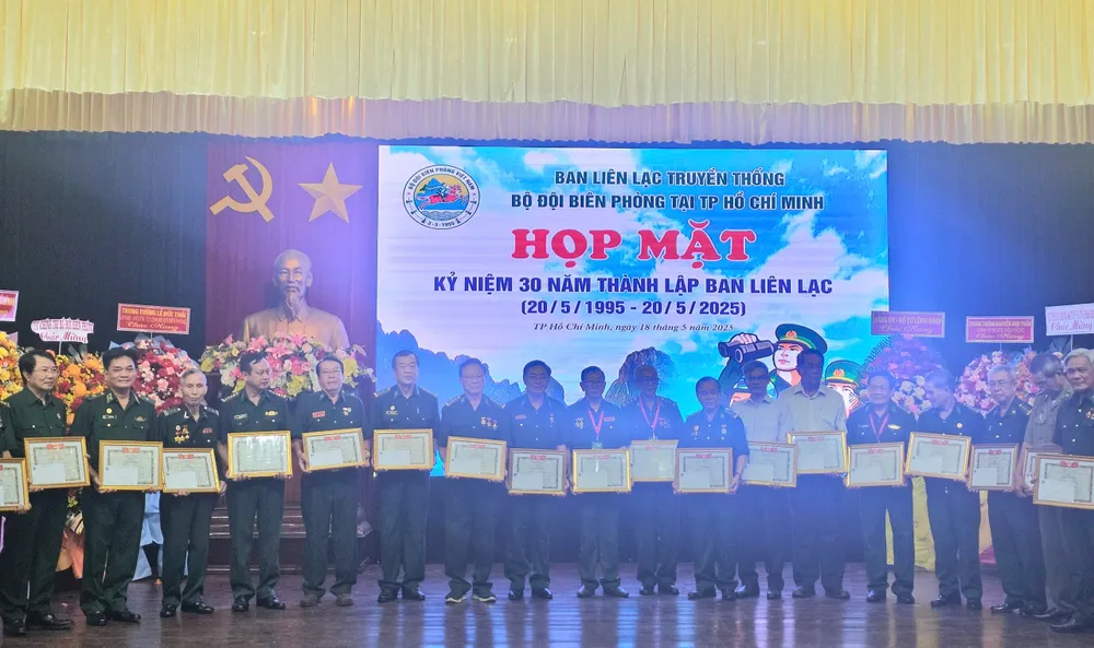 Khen thưởng cá nhân có thành tích xuất sắc trong hoạt động của Ban liên lạc z6613285190711_b54a2638ca12adef409107083c33c148.jpg
