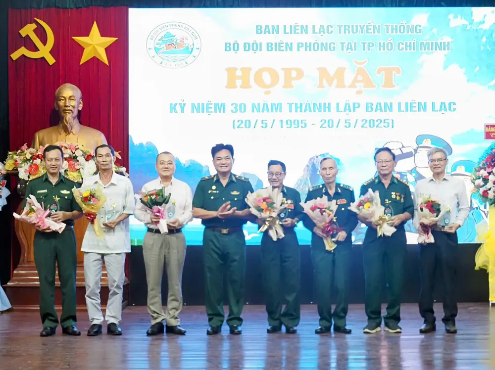 Tặng hoa tri ân các nhà hảo tâm đã đồng hành cùng Ban liên lạc thời gian qua z6613287107092_06d6eb53e6751786f175524f3ee99118.jpg