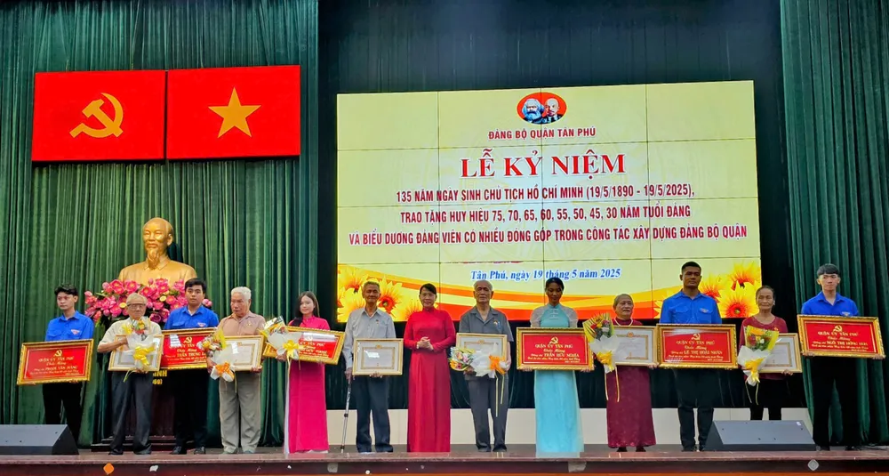 Đồng chí Lê Thị Kim Hồng trao Huy hiệu 60 năm tuổi Đảng đến các đảng viên z6615727700117_4132bcd5389610e83c7f92bc12f5f9c6.jpg
