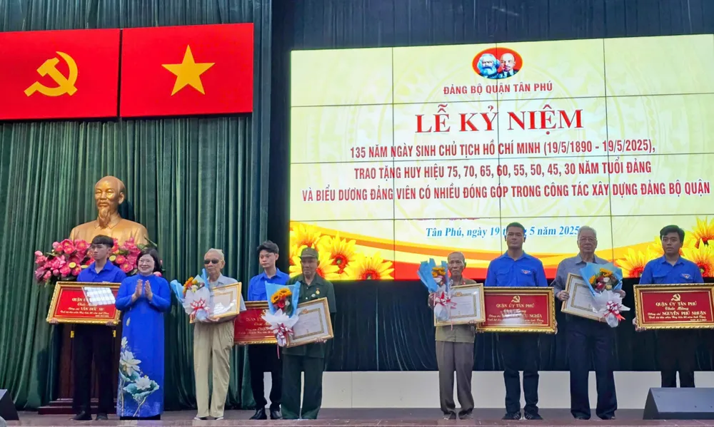 Đồng chí Văn Thị Bạch Tuyết trao Huy hiệu 65 năm tuổi Đảng đến các đảng viên z6615740020594_2048f71ff686a2ad8b1a32ff54a1f9ee.jpg