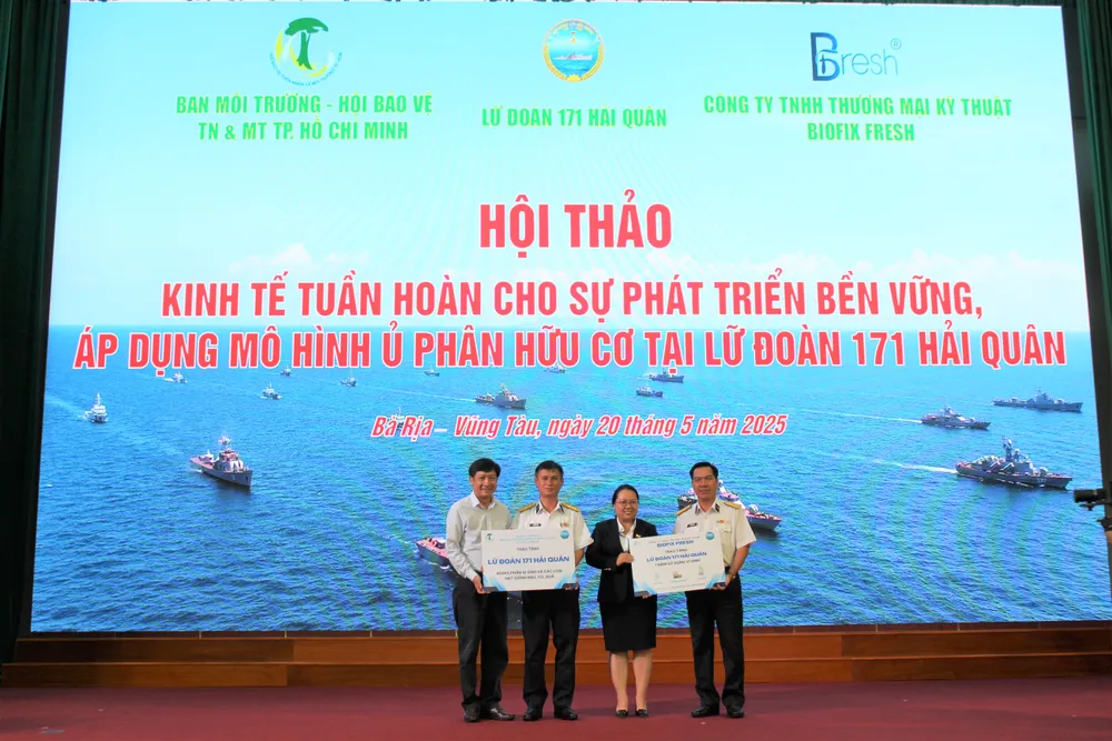 Hội bảo vệ thiên nhiên và môi trường TPHCM và Công ty TNHH thương mại kỹ thuật Biofix Fresh trao tặng phân vi sinh và các loại hạt giống rau, củ, quả cho Lữ đoàn 171 4.jpg