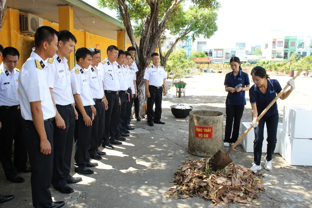 Hướng dẫn thực hành cách ủ phân hữu cơ cho cán bộ, chiến sĩ Lữ đoàn 171 5.JPG