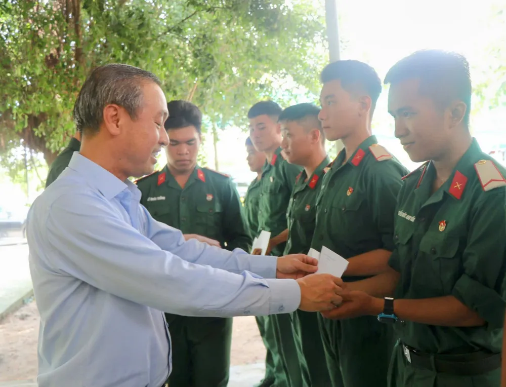 សមមិត្ត Huynh Thanh Nhan ផ្តល់អំណោយលើកទឹកចិត្តដល់ទាហានថ្មី។ z6621084266516_802d1979b2d741a65fccacf1be330e4d.jpg