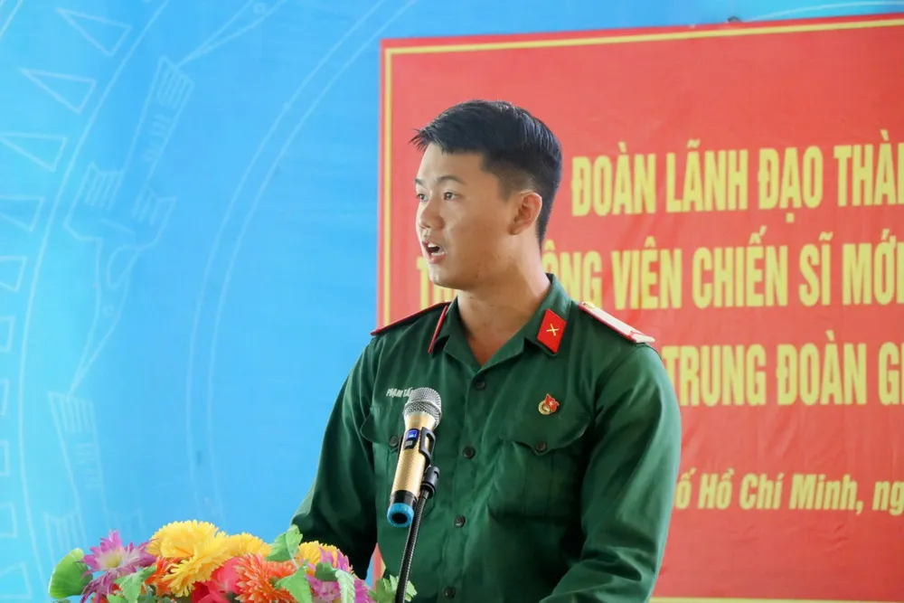 ទាហាន Pham Tan Tai បង្ហាញពីអារម្មណ៍របស់គាត់។ z6621085395206_5ff08e24a4ed2e7ca0e6198eca75a265.jpg
