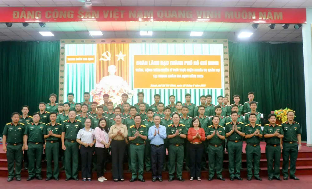 គណៈប្រតិភូបានថតរូបអនុស្សាវរីយ៍នៅកងវរសេនាធំ Gia Dinh z6621096469263_588e483c57a72e8d400b1a70402ee960.jpg
