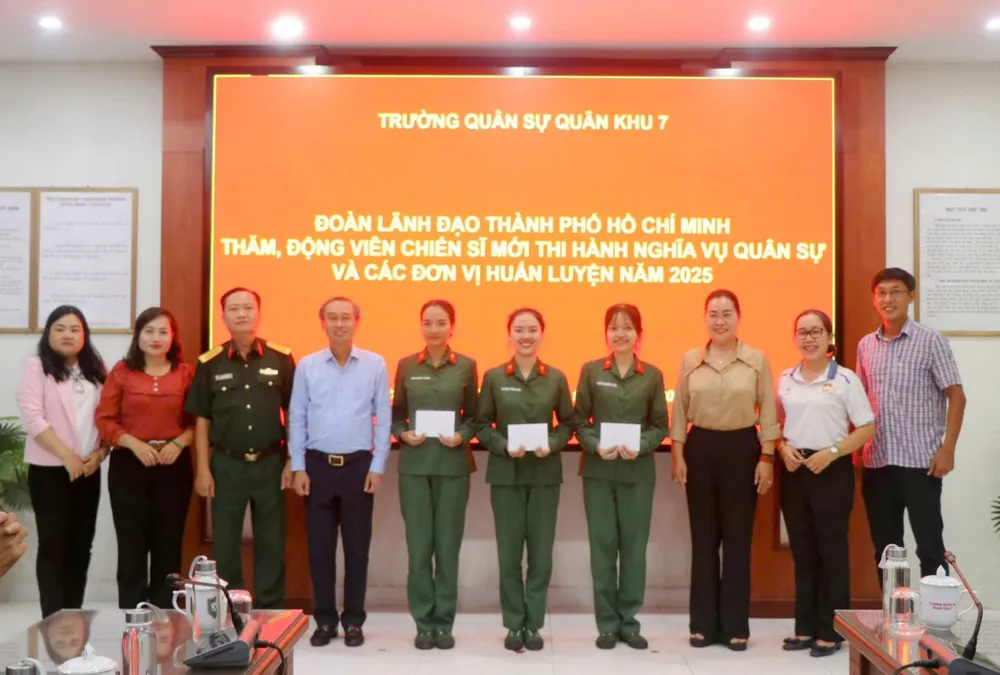 គណៈប្រតិភូបានប្រគល់អំណោយលើកទឹកចិត្តដល់យោធិននារី ៣រូបនៃទីក្រុងហូជីមិញ នៅសាលាយោធភូមិភាគទី៧។ z6621101819533_68ddfd3aabef4f02af972819f483e797.jpg