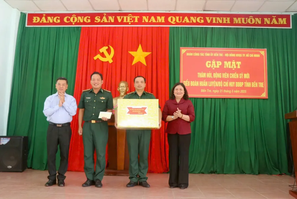 Der stellvertretende Vorsitzende des Volkskomitees von Ho-Chi-Minh-Stadt, Nguyen Van Dung, und der Sekretär des Parteikomitees der Provinz Ben Tre, Ho Thi Hoang Yen, überreichten der Einheit Geschenke. IMG_20250521_181220.jpg