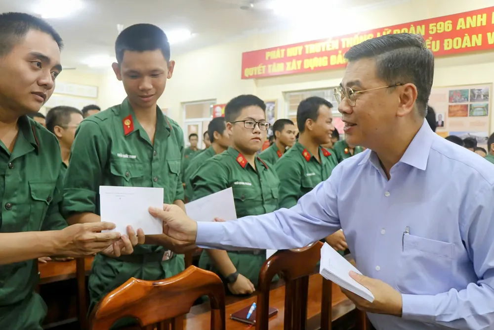 Genosse Nguyen Van Dung überreicht Soldaten Geschenke IMG_20250521_181234.jpg