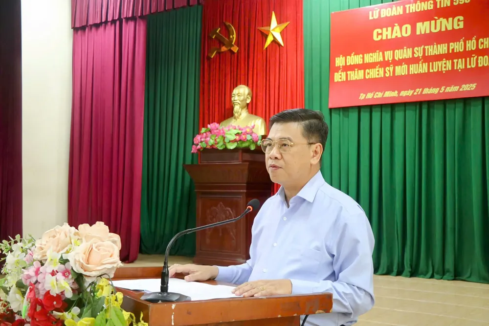 Der stellvertretende Vorsitzende des Volkskomitees von Ho-Chi-Minh-Stadt, Nguyen Van Dung, besuchte die Stadt und ermutigte neue Soldaten. IMG_20250521_181419.jpg