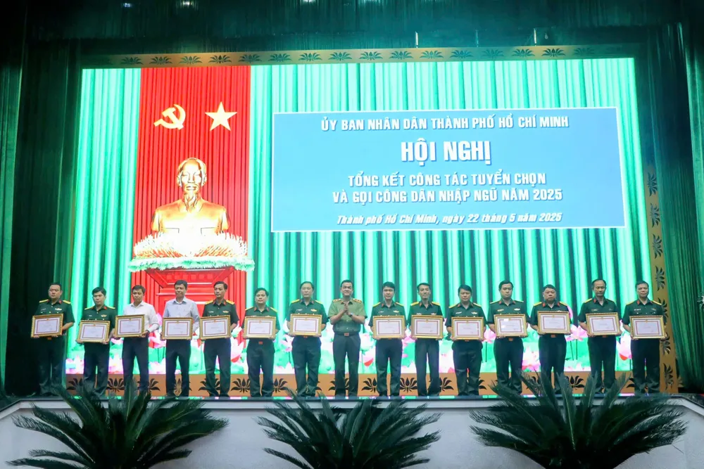 Các tập thể có thành tích xuất sắc trong công tác tuyển chọn, gọi công dân nhập ngũ năm 2025 111.jpg