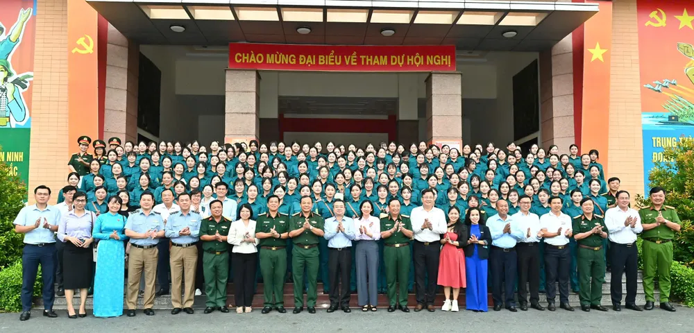 Đại biểu chụp hình lưu niệm cùng Khối nữ du kích miền Nam. Ảnh: VIỆT DŨNG z6651694067716_da256007e75f83b3ee974a320ac14dbb.jpg