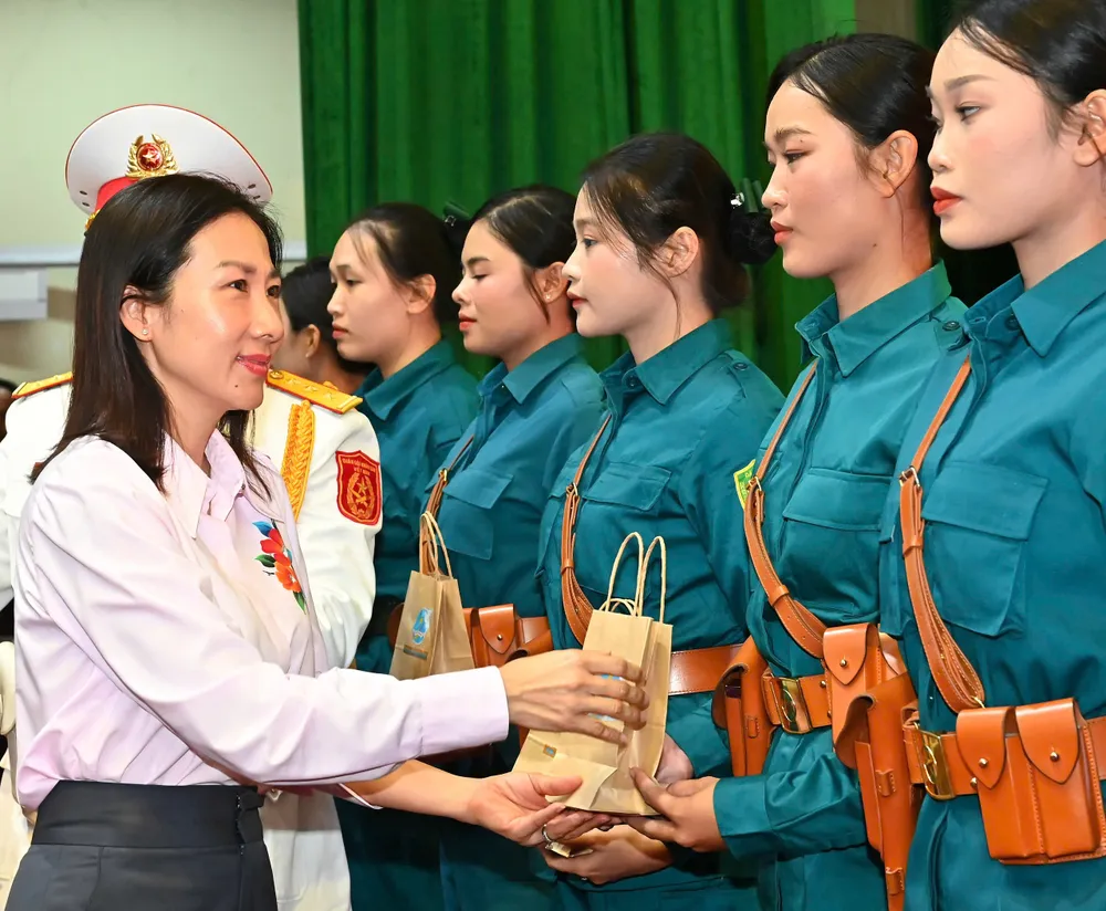Chủ tịch Hội LHPN TPHCM Phạm Thị Thanh Hiền tặng quà đến các nữ chiến sĩ. Ảnh: VIỆT DŨNG z6651694192914_955131cd64fc7e97b78dde92f405ffd0.jpg