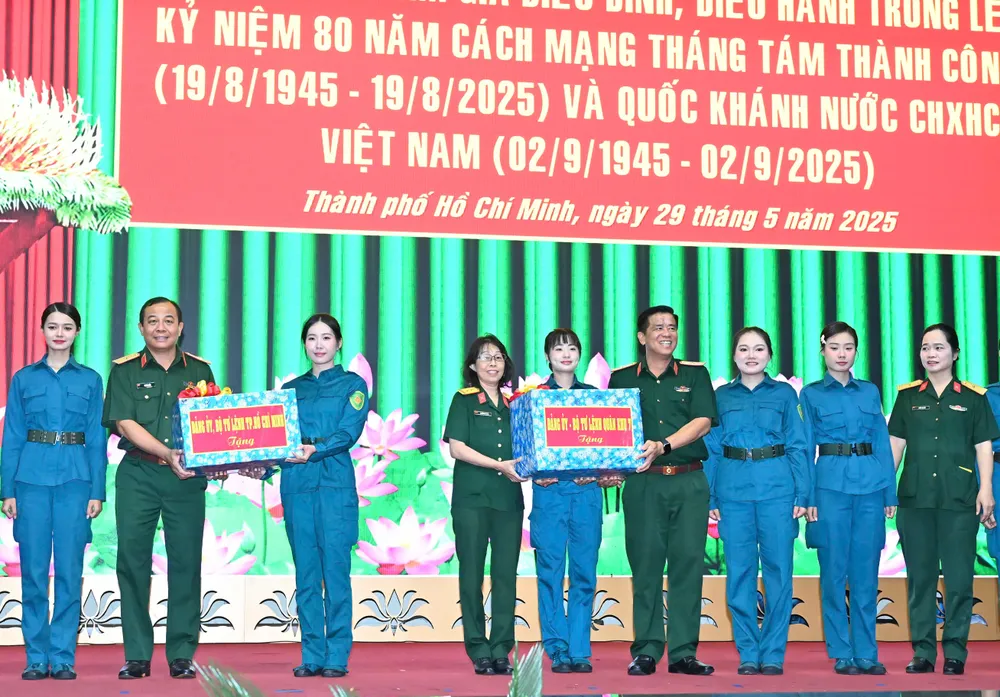 Cán bộ, chiến sĩ nhận quà động viên từ các đơn vị. Ảnh: VIỆT DŨNG z6651694227435_695d99d1290377e1167c6eec63c0ca4e.jpg
