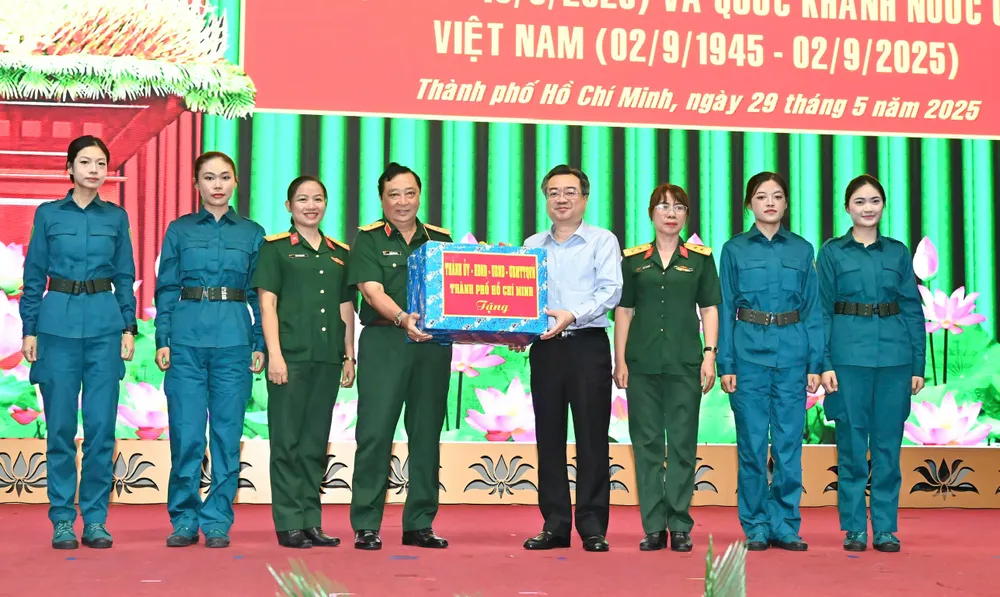 Đồng chí Nguyễn Thanh Nghị trao quà động viên cán bộ, chiến sĩ Bộ Tư lệnh TPHCM. Ảnh: VIỆT DŨNG z6651694231709_6f2a5b1fcc15b6ee73e01d35407ebc50.jpg