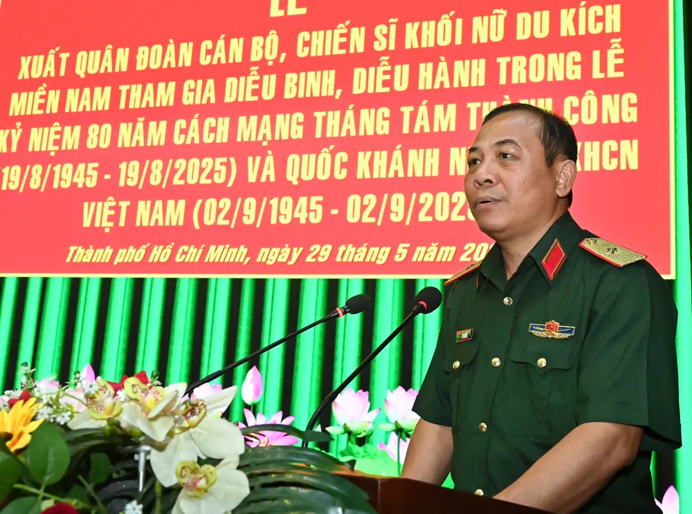 Thiếu tướng Vũ Văn Điền phát biểu động viên và giao nhiệm vụ. Ảnh: VIỆT DŨNG z6651694251853_3d9895e040abb1cfef1e7315e9743854.jpg