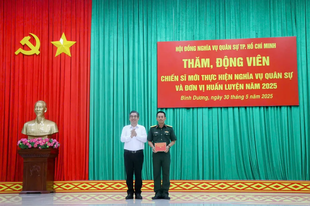 Comrade Nguyen Phuoc Loc presents gifts to Brigade 434 z6655444289431_3ca57457128d3bcd39dc8c2697ba96b3.jpg